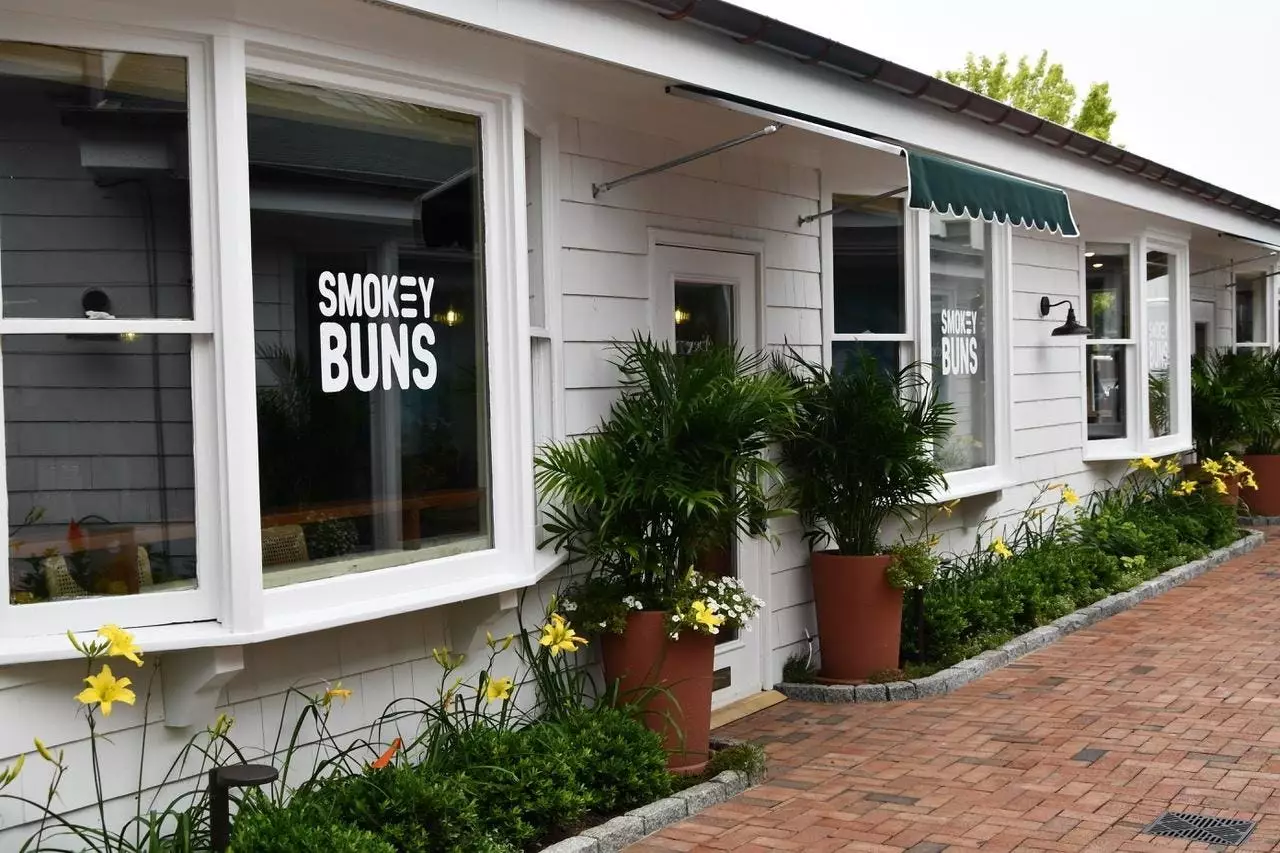 Exploring the New Trend of Smashburgers in East Hampton: Smokey Buns