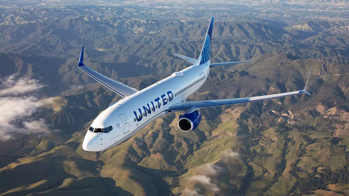 Zníženie ziskov United Airlines kvôli nadkapacite