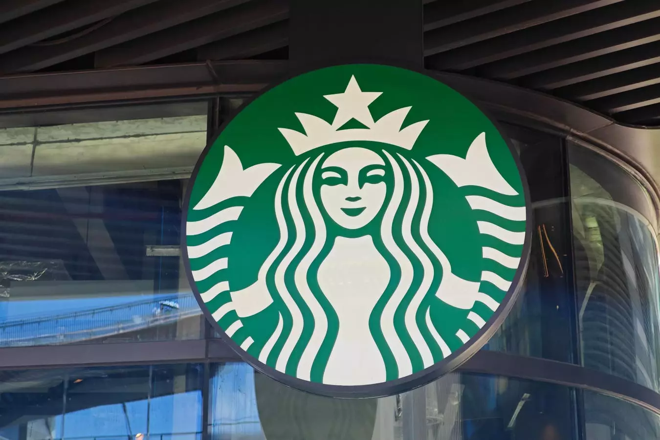 Revitalizing Leadership: Lessons from Starbucks’ CEO Transition