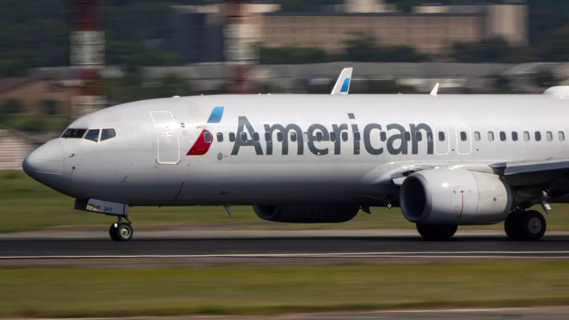 American Airlines Adjusts Sales Strategy, Boosts Financial Outlook