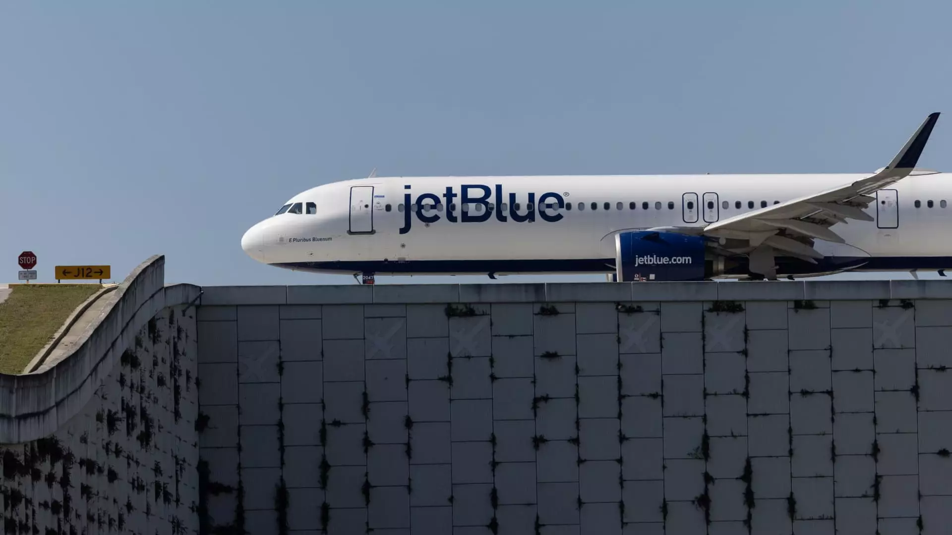 JetBlue Airways Faces Turbulent Times: Financial Outlook Spurs Major Stock Decline