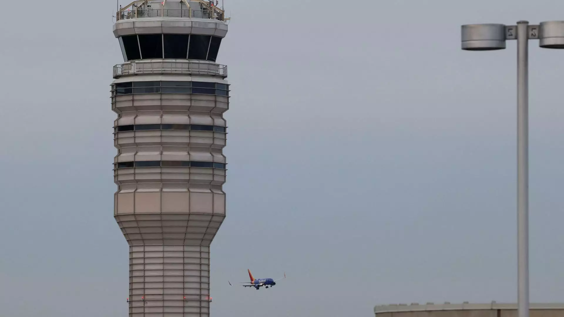 Tragédia v ovzduší: Zmeny v bezpečnostných protokoloch po kolízii helikoptéry a regionálneho lietadla