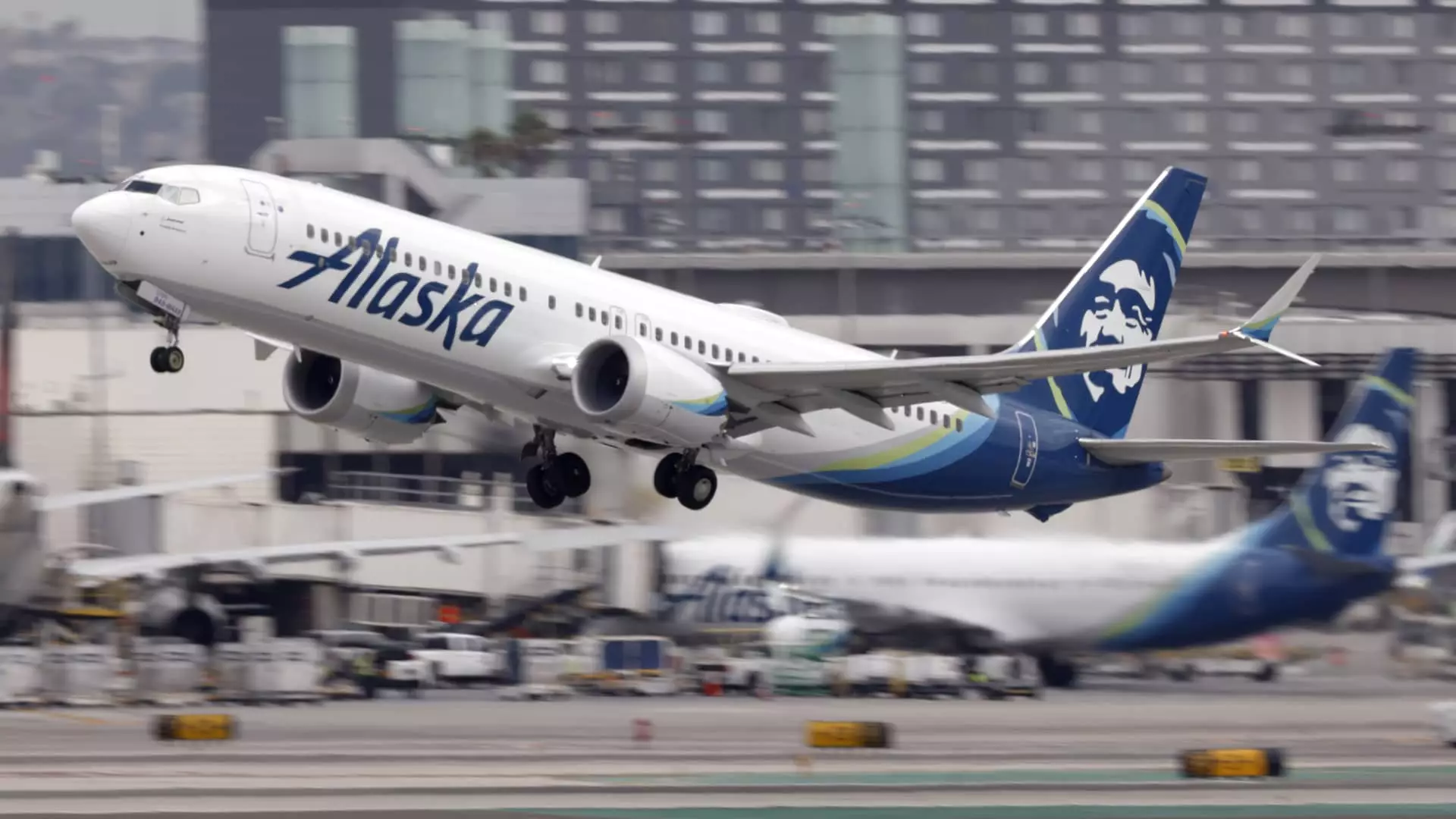 Strategická revolúcia Alaska Airlines: Nové programy vernosti a prémiové kartové služby pre boj o high-end zákazníkov