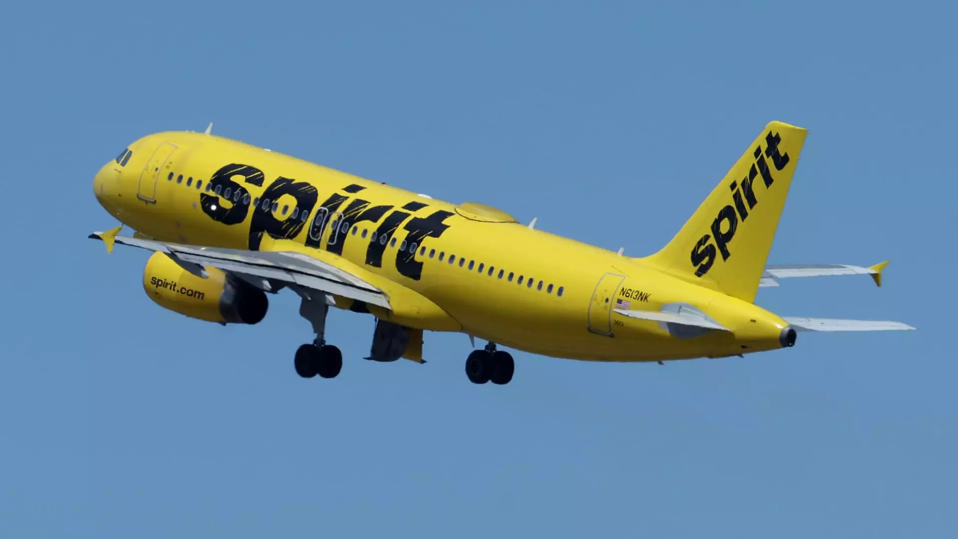 Neuropaženie Spirit Airlines: Kritická reflexia o stratégiách, problémoch a budúcnosti nízkonákladového letectva